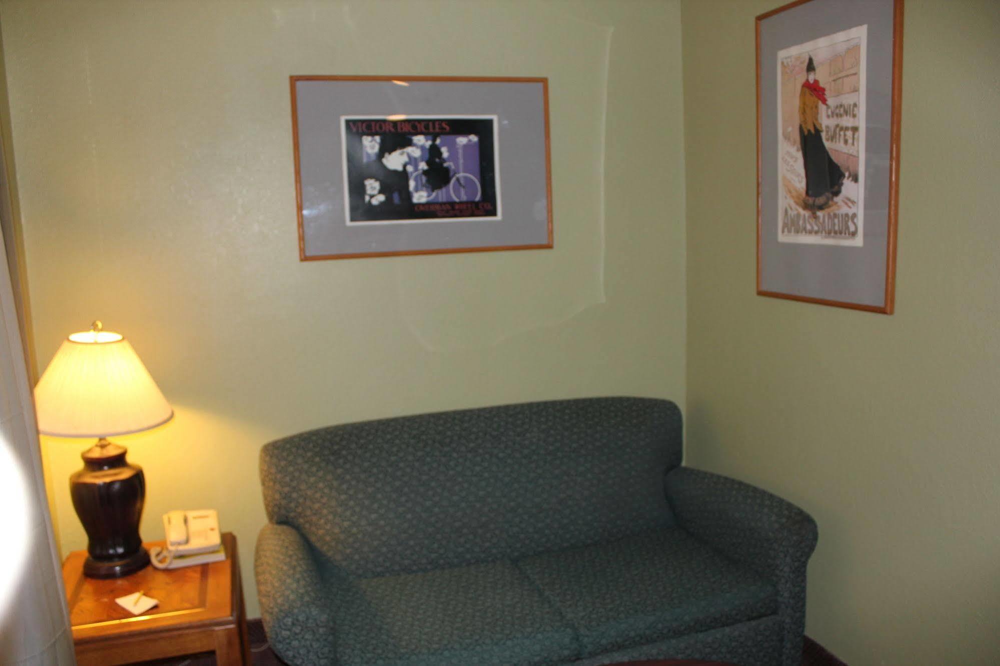 Oak Hill Inn And Suites Tahlequah Exterior photo